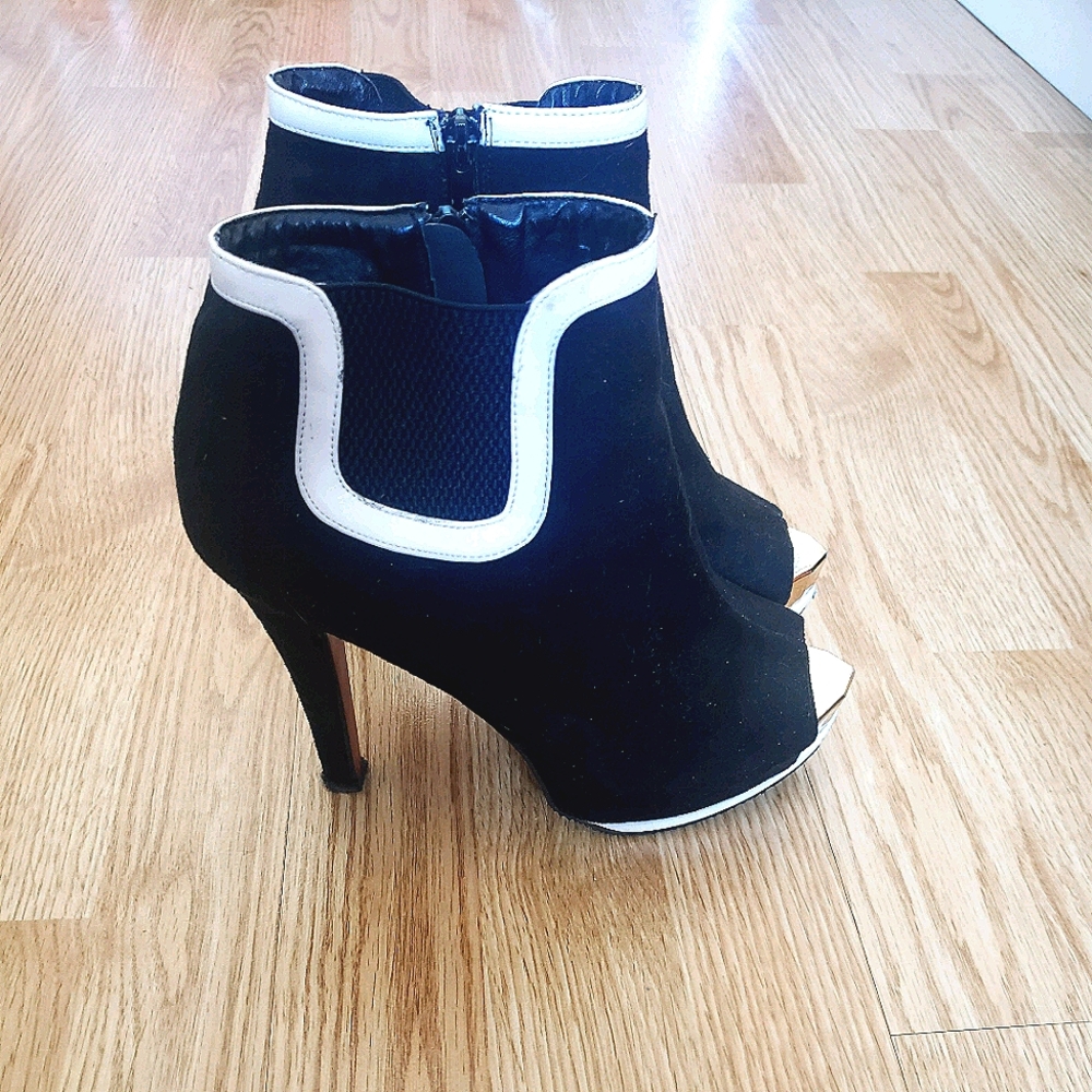Peep toe Booties